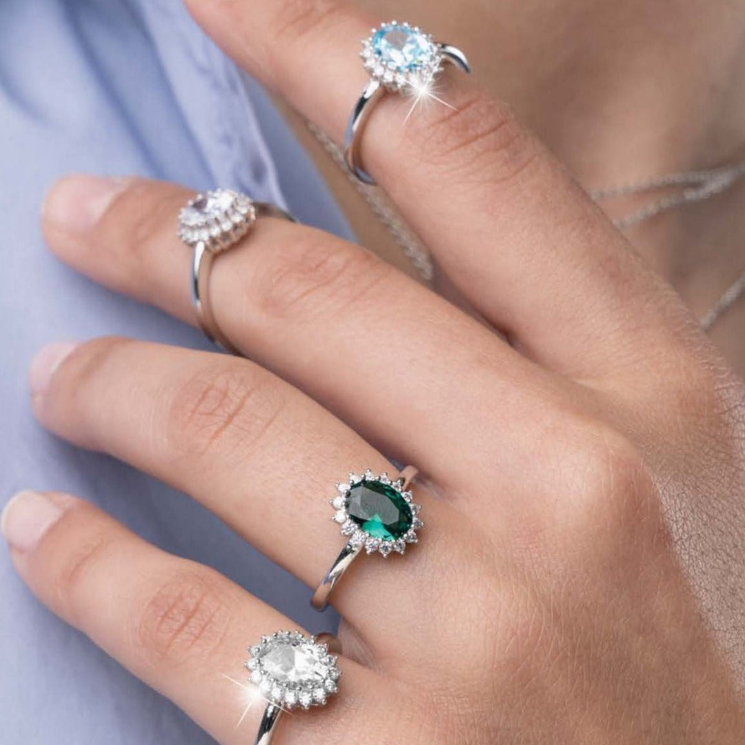 Anello in argento con pietra verde e zirconi