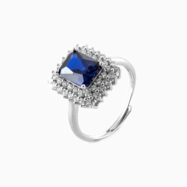 Anello in argento con pietra blu e doppia cornice di zirconi