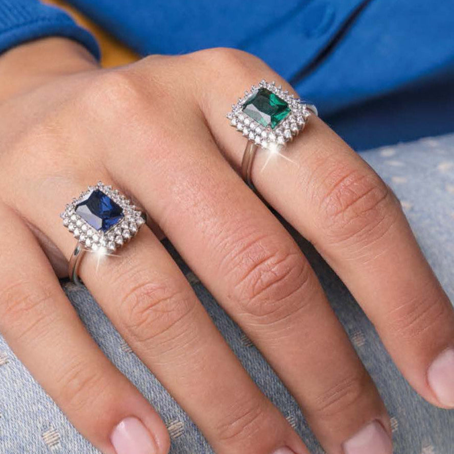 Anello in argento con pietra verde e doppia cornice di zirconi