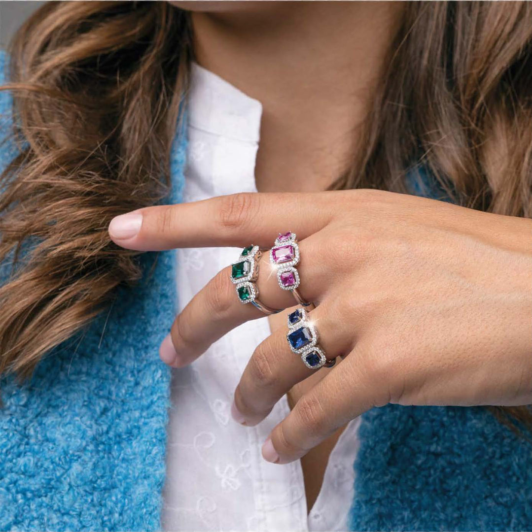 Anello in acciaio con pietre verdi e zirconi