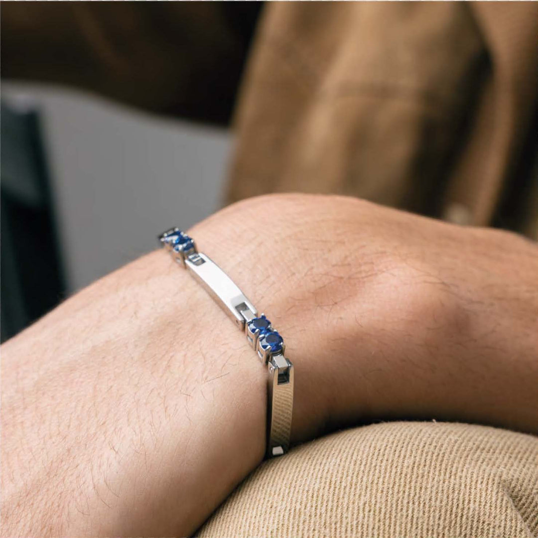 Bracciale in acciaio con zirconi neri e maglie satinate