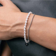 Bracciale doppio con catena e perle bianche
