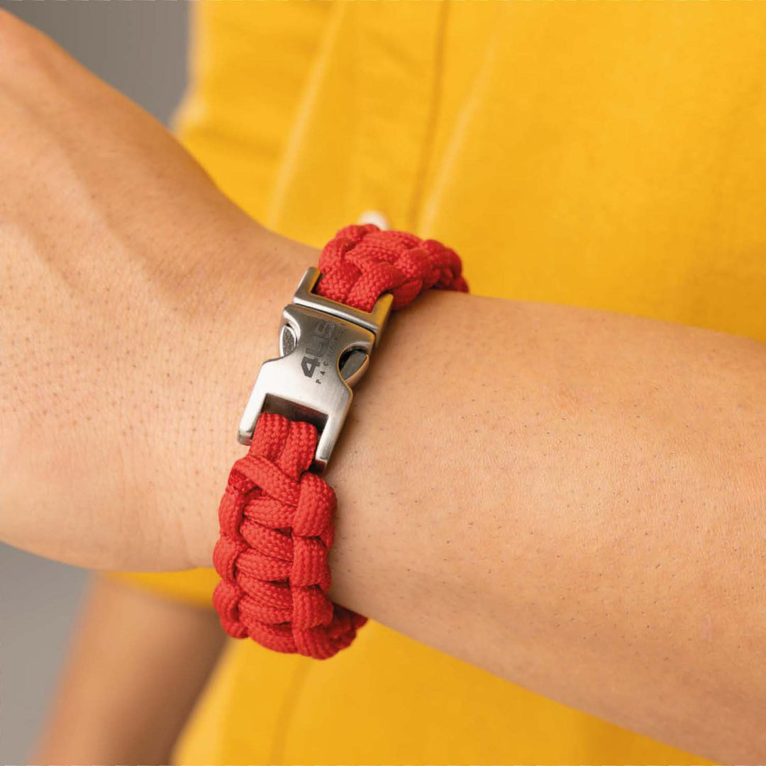 Bracciale intrecciato con chiusura in acciaio