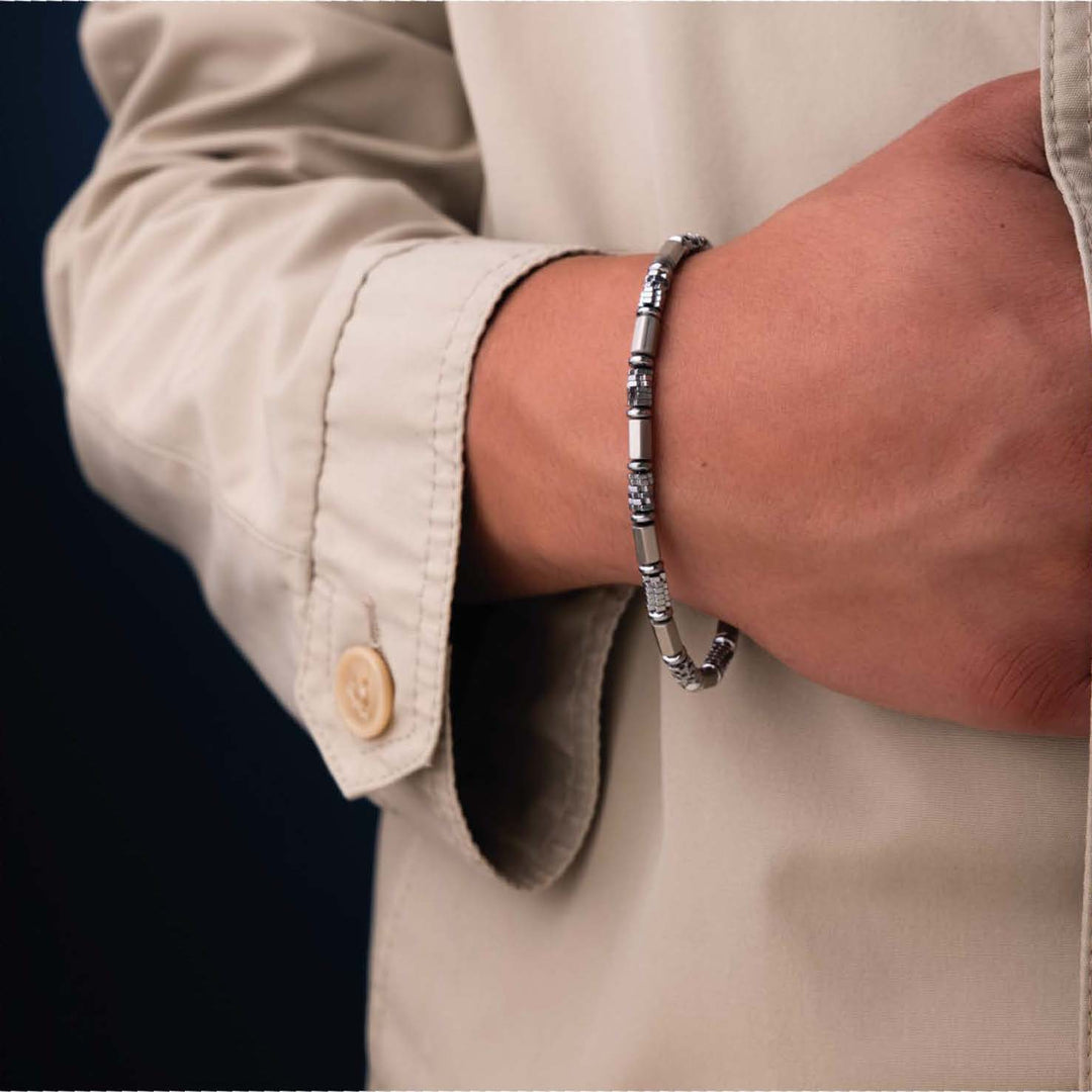 Bracciale uomo in acciaio satinato e charm