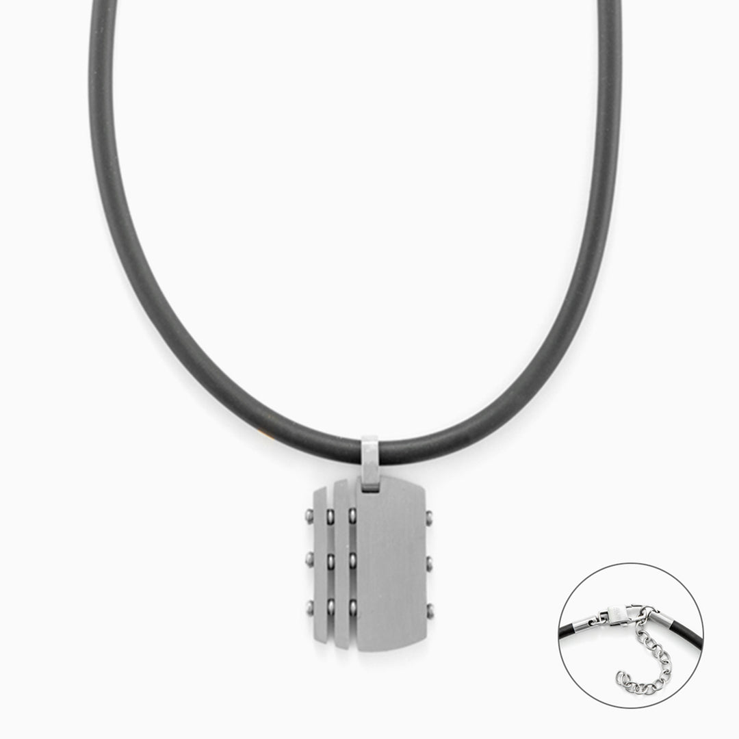 Collana con Ciondolo in Acciaio Satinato su Cordino in Caucciù