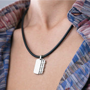 Collana con Ciondolo in Acciaio Satinato su Cordino in Caucciù
