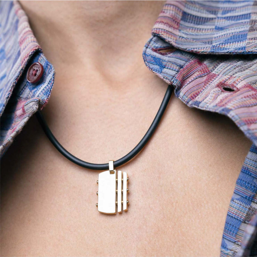 Collana Uomo con Ciondolo Oro su Cordino in Caucciù