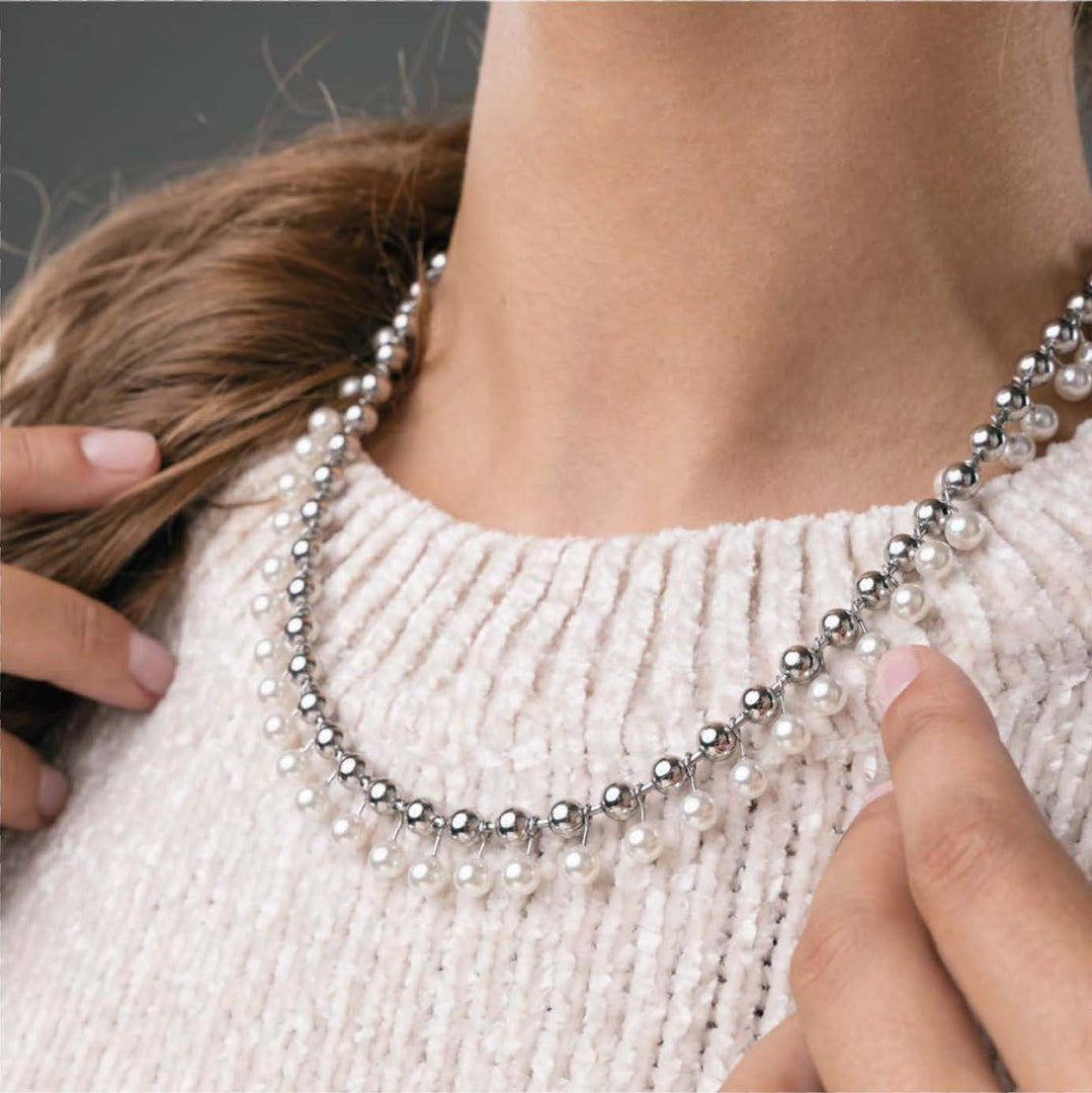 Collana con Perle Pendenti e Sfere in Acciaio