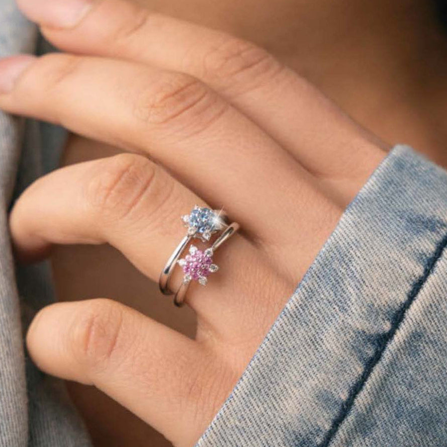 Anello in argento con fiore di pietre blu